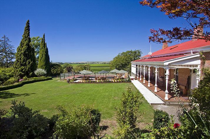 Отель Ugbrooke Country Estate Lower Dashwood Экстерьер фото